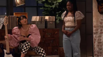 Nanushka Chace Barrel-Leg Denim Jeans usados por Harper (Laci Mosley) como se ve en iCarly (S01E12)