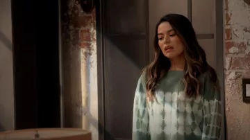 Vince Camuto Tie Dye Sudadera usada por Carly Shay (Miranda Cosgrove) como se ve en iCarly (S01E04)