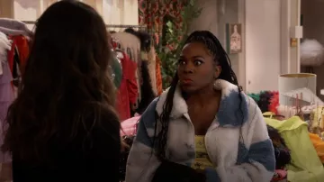 Chaqueta de lana de peluche estampada en la nube de Londres usada por Harper (Laci Mosley) como se ve en iCarly (S01E04)