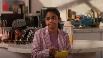 Blazer de doble pecho a cuadros Scotch & Soda usado por Millicent (Jaidyn Triplett) como se ve en iCarly (S01E04)