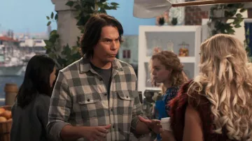 Faherty Legend Sudadera Shirt usada por Spencer Shay (Jerry Trainor) como se ve en iCarly (S01E04)