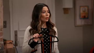 Comme Des Garcons Polka Dot Camisa de manga larga usada por Carly Shay (Miranda Cosgrove) como se ve en iCarly (S01E04)