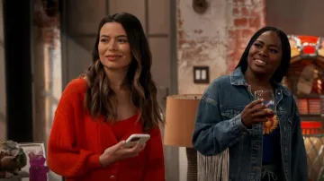 Alice + Olivia Windsor Cardigan usada por Carly Shay (Miranda Cosgrove) como se ve en iCarly (S01E04)