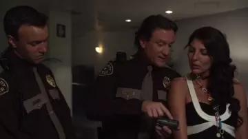 Robe noire et blanche portée par Sophie Devereaux (Gina Bellman) dans les tenues de la série télévisée Leverage (saison 1 épisode 8)