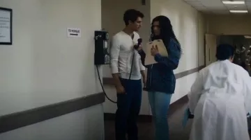 Frame Le High Flare Jeans usados por (Jojo Fleites) como se ve en The Winchesters (S01E04)