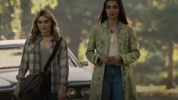 Victoria Beckham Jeans évasés portés par Latika Desai (Nida Khurshid) comme on le voit dans The Winchesters (S01E04)