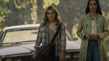 L'Agence Marty Flared Jeans usados por Mary Campbell (Meg Donnelly) como se ve en The Winchesters (S01E04)