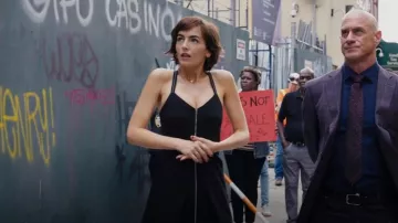 Proenza Schouler White Label Button-Embelleshed Midi Vestido usado por Pearl Serrano (Camilla Belle) como se ve en Law & Order: Organized Crime (S03E04)