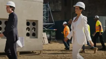 Alexander Mcqueen Chaqueta a medida usada por Pearl Serrano (Camilla Belle) como se ve en Law & Order: Organized Crime (S03E04)