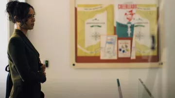 Camilla et Marc Marguerite Blazer portés par Bronwyn Rojas (Marianly Tejada) comme on le voit dans One of Us Is Lying (S02E01)