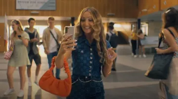 Pretty Little Thing Or­ange Ex­treme Ruched Han­dle Shoul­der Bag worn by Vanessa Merriman (Sara Thompson) as seen in One of Us Is Lying (S02E01)