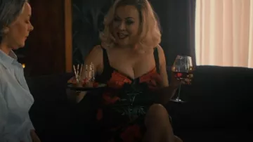 Dolce & Gabbana Vestido Bustier con estampado rosa usado por Tiffany Valentine (Jennifer Tilly) como se ve en Chucky (S02E05)