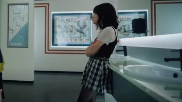 Minijupe Dangerfield Gingham Peach portée par Maeve Rojas (Melissa Collazo) vue dans One of Us Is Lying (S02E02)