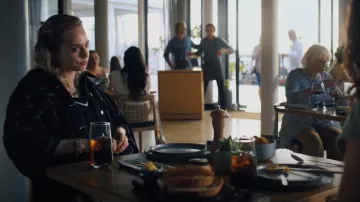 Par. Veste DYLN Cooper portée par Janae Matthews (Jessica McLeod) comme on le voit dans One of Us Is Lying (S02E03)
