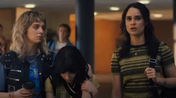 Camiseta Zara Jacquard usada por Bronwyn Rojas (Marianly Tejada) como se ve en One of Us Is Lying (S02E04)