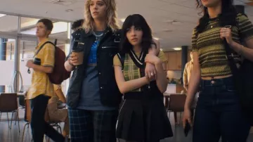 El chaleco de control Ragged Priest usado por Maeve Rojas (Melissa Collazo) como se ve en One of Us Is Lying (S02E04)