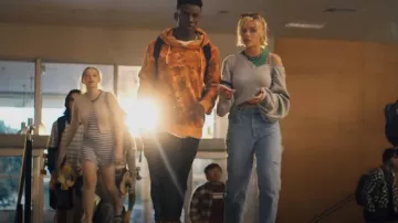 Algodón: Sobre el carpintero Jean usado por Addy Prentiss (Annalisa Cochrane) como se ve en los trajes del programa de televisión One of Us Is Lying (Temporada 2 Episodio 4)