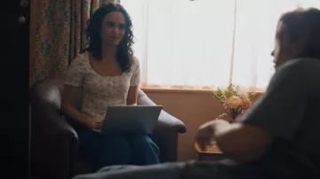 Levi's Wedgie Straight Jeans usados por Bronwyn Rojas (Marianly Tejada) como se ve en One of Us Is Lying (S02E04)