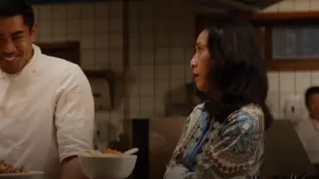 Chemise imprimée fluide Zara portée par Mei-Li Shen (Kheng Hua Tan) vue dans Kung Fu (S03E05)