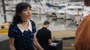 Dangerfield Rosie Col Crop Blouse Noir porté par Maeve Rojas (Melissa Collazo) comme on le voit dans One of Us Is Lying (S02E05)