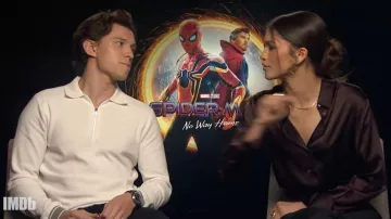 Le polo zippé porté par Tom Holland dans la vidéo YouTube Tom Holland and Zendaya Answer Fan Questions | Extended Interview for IMDB (Spider-Man: No Way Home promo)