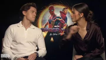 Le polo zippé porté par Tom Holland dans la vidéo YouTube Tom Holland y Zendaya responden a las preguntas de los fans | Entrevista extendida para IMDB (promoción de Spider-Man: No Way Home)