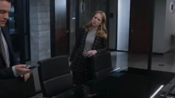 AKRIS PUNTO Window Check Crepe Blazer worn by Laura Stensen (Britt Robertson) as seen in The Rookie: Feds (S01E06)