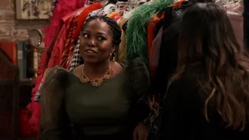 Aldo Chepalova Collar usado por Harper (Laci Mosley) como se ve en iCarly (S01E04)
