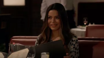 Sandro Rosa Printed Tie Front Shirt usada por Carly Shay (Miranda Cosgrove) como se ve en iCarly (S01E04)