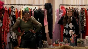 Alice + Olivia Abella Top usado por Harper (Laci Mosley) como se ve en iCarly (S01E04)