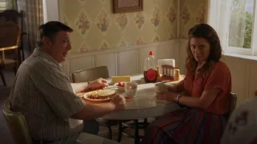 Chemise de camp à manches bouffantes en soie Madewell portée par Mary Cooper (Zoe Perry) vue dans Young Sheldon (S06E05)