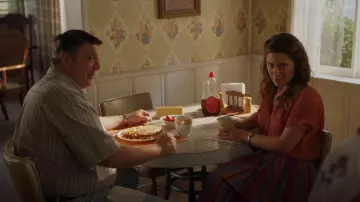 Chemise de camp à manches bouffantes en soie Madewell portée par Mary Cooper (Zoe Perry) vue dans Young Sheldon (S06E05)