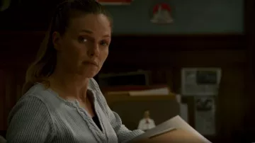 Free People Colt Thermal usado por Hailey Upton (Tracy Spiridakos) como se ve en Chicago P.D. (S10E06)