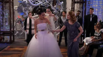 Adrianna Papell Vestido de cuentas Blouson usado por la Sra. Benson (Mary Scheer) como se ve en iCarly (S01E05)