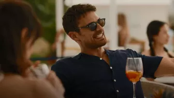 Oliver Peoples Gregory Peck usado por Cameron Babcock (Theo James) como se ve en The White Lotus (S02E02)