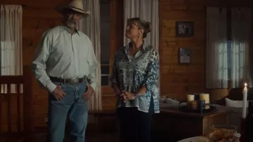Johnny era una blusa de seda de gran tamaño de manga larga usada por Lisa Stillman (Jessica Steen) como se ve en Heartland (S16E06)