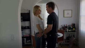 Ag Farrah Skinny Ankle porté par Anna Kolcheck (Bar Paly) vu dans NCIS: Los Angeles (S14E05)