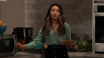 Sandro Open Wool Cashmere Sweater porté par Carly Shay (Miranda Cosgrove) vu dans iCarly (S01E06)
