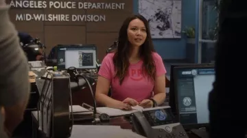 Camiseta Sunvarious Happy Boys usada por Lucy Chen (Melissa O'Neil) como se ve en The Rookie (S05E07)