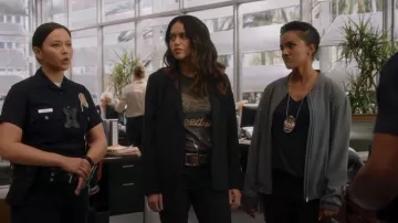 Chaser Freedom Eagle Tee porté par Angela Lopez (Alyssa Diaz) comme on le voit dans The Rookie (S05E07)