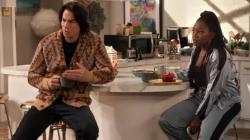 Los pantalones Kooples Elastic Waist Flowing Straight Leg usados por Harper (Laci Mosley) como se ve en iCarly (S01E06)