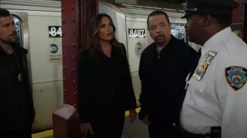 Junio 79 Chaqueta de bombardero a cuadros usada por el detective Odafin 'Fin' Tutuola (Ice-T) como se ve en Law & Order: Special Victims Unit (S24E02)
