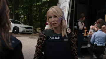 Michael Kors Collection Hansen Chemise à boutons à imprimé floral portée par la détective Amanda Rollins (Kelli Giddish) comme on le voit dans Law & Order: Special Victims Unit (S24E04)