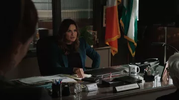 Alice + Olivia Den­ny Notch Col­lar Boyfriend Blaz­er worn by Detective Olivia Benson (Mariska Hargitay) as seen in Law & Order: Special Victims Unit (S24E04)