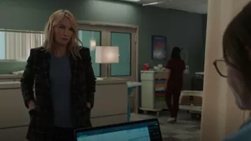 Veronica Beard Oria Dickey Chaqueta usada por la detective Amanda Rollins (Kelli Giddish) como se ve en Law & Order: Special Victims Unit (S24E06)