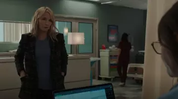 Veronica Beard Oria Dickey Veste portée par la détective Amanda Rollins (Kelli Giddish) comme on le voit dans Law & Order: Special Victims Unit (S24E06)