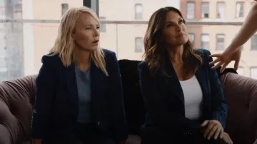 Veronica Beard Oria Dickey Blazer de doble pecho usado por la detective Amanda Rollins (Kelli Giddish) como se ve en Law & Order: Special Victims Unit (S24E03)