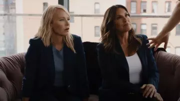 Veronica Beard Oria Dickey Blazer à double poitrine porté par la détective Amanda Rollins (Kelli Giddish) comme on le voit dans Law & Order: Special Victims Unit (S24E03)
