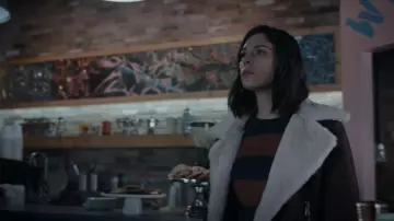 Banana Republic Moto Faux Shearling Veste portée par Chelsea (Lindsey Broad) comme on le voit dans In the Dark (S04E08)