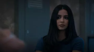 James Perse Sheer Slub Crew Neck Tee usada por Saanvi Bahl (Parveen Kaur) como se ve en Manifest (S04E01)